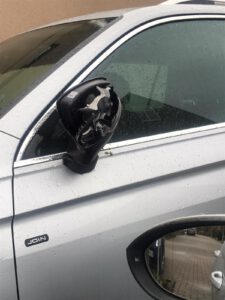 Beschädigter Spiegel am Auto